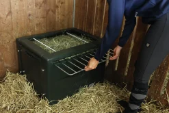 Höbox Slowfeeder med galler grön 80x61x56cm><noscript><img width=