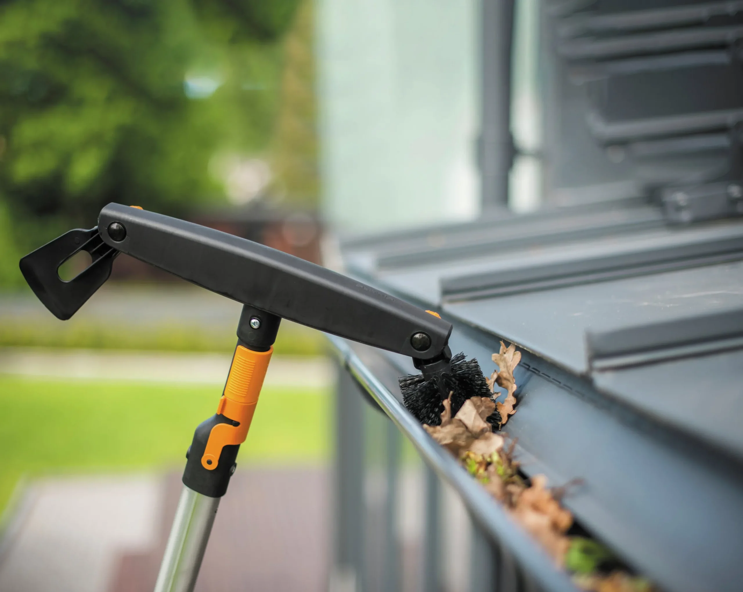 Takrännerensare QuikFit med teleskopskaft>Fiskars Best