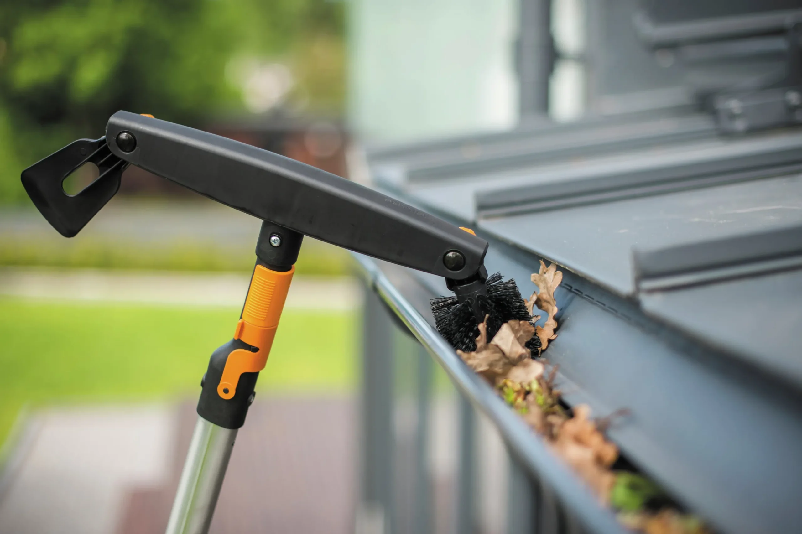 Takrännerensare QuikFit med teleskopskaft>Fiskars Best